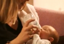 Vídeo: nadó prenent el biberó | Recurso educativo 31014