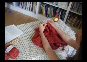 Phoebe's Sweater Knit in 80 seconds | Recurso educativo 680271
