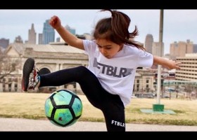 Nenos e nenas xogando ao fútbol | Recurso educativo 786036